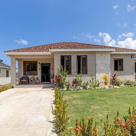 Sun Shine Luxury Villas 2 Bedroom Pool & Gym Ocho Rios St Ann Extérieur photo