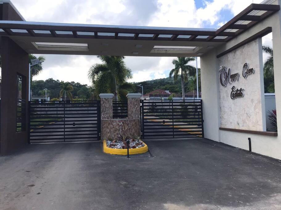 Sun Shine Luxury Villas 2 Bedroom Pool & Gym Ocho Rios St Ann Extérieur photo